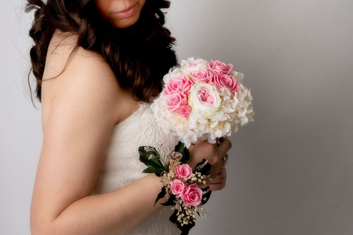 Ramo de novia con flores preservadas  Ramos de novia, Ramos rojos de novia,  Ramos de flores novia