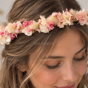 Corona-de-flores-secas-y-preservadas-en-tonos-rosa-y-crema