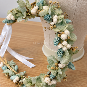 Corona-de-flores-secas-y-preservadas-en-tonos-verde-salvia-blanco-y-azul