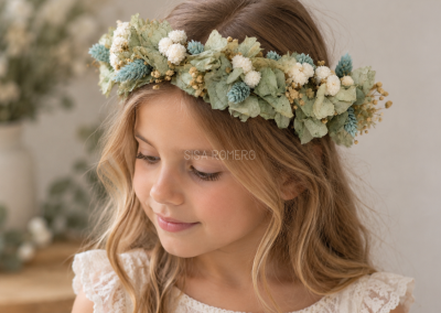 Corona-floral-natural-con-hojas-verdes-flores-blancas-y-detalles-dorados